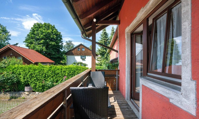 Munchen District Apartment | Knödelhof ‘Room 7’, 3-bed room with balcony and WLAN