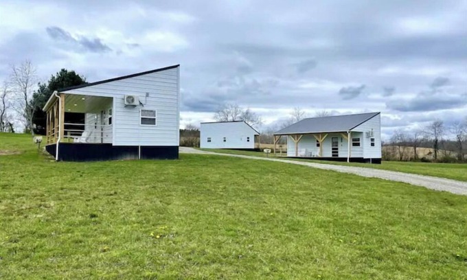 Carbon Hill House | Koby-NEW tiny home with shared fishing pond