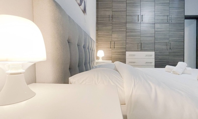 Platia Viktorias Apartment | Kodrigktonos Central 77sqm apt in Viktoria