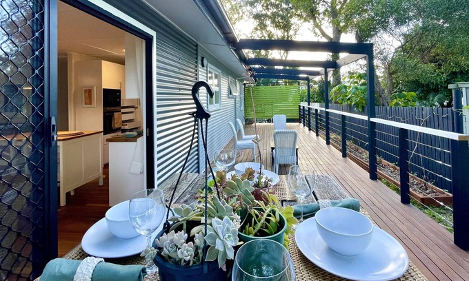 Brisbane Waterfront Cottage | Kookaburra Cottage on sub-tropical island near Dalpura Beach