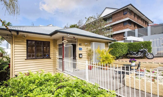 Spring Hill Hotel | Kookaburra Inn