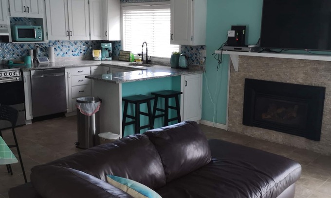 Turkey Point House | Kosecki Kabana - 3 mins to the beach on the main strip of Turkey Point