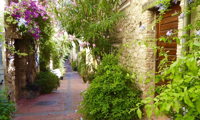 Antibes Old Town House | "Koukouli" in the heart of Vieil Antibes. Short walk to the market and beaches.