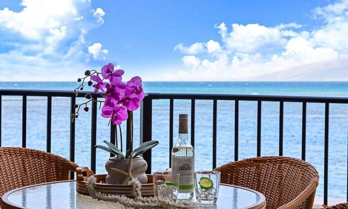 Kahana Condo | KR 215 Breathtaking Direct Oceanfront Views from this 1BD West Maui Condo