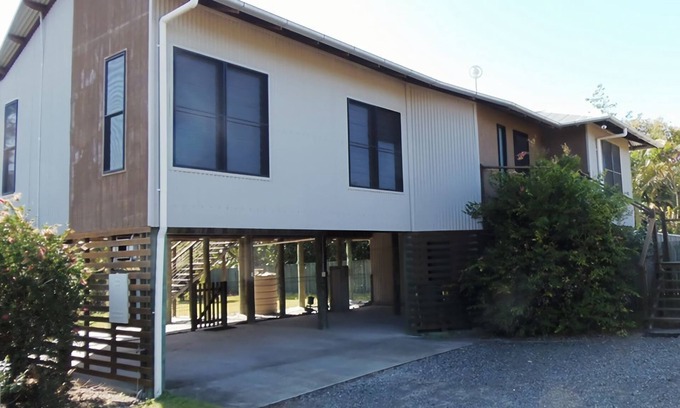 Rainbow Beach House | Kurrawah - Rainbow Beach. Modern Coastal Decor. Walk to beach and main street
