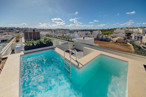 Tal-Ghoqod Apartment | Kuya -Private 2BR Penthouse with Pool & Sunbeds By JL
