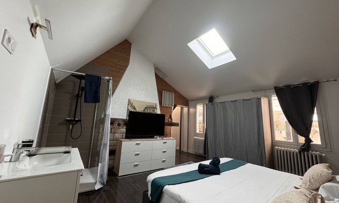 Ecommoy Apartment | L'Agréable - Suite - Circuit - Rêve au Mans