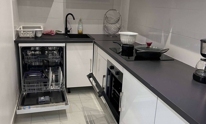 Saint-Brice-sous-Foret Apartment | L'appartement dispose d'un lit, d'un canapé-lit et d'une cuisine avec un réfrigérateur