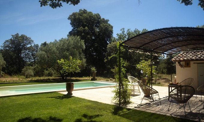 Cucuron House | L'Atelier, with its century-old oak trees and panoramic view of the Luberon region