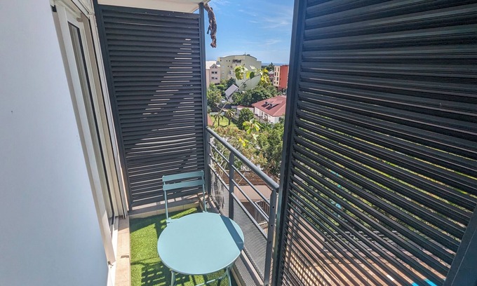 Sainte-Clotilde Centre Apartment | "L'endormi", air-conditioned T1, pool and sea view, near airport
