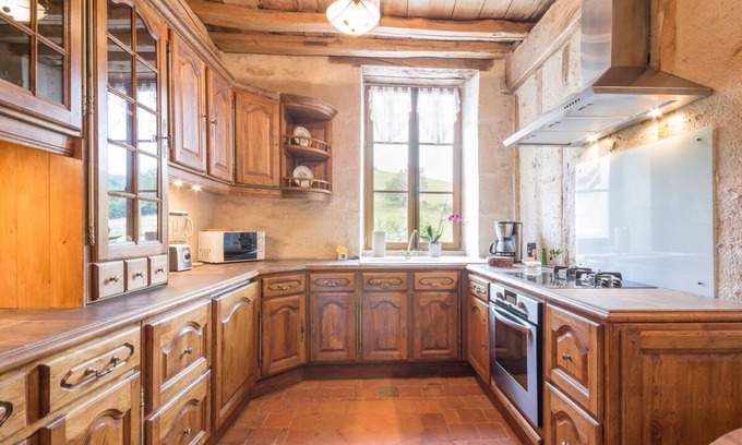 Lantilly House | l'Hirondelle the countryside in burgundy with swimming pool