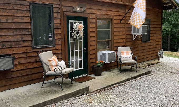 Oneida Cabin | L & L STABLES with Living Quarters