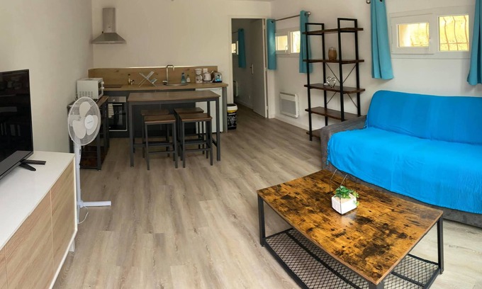 Saint-Mitre-les-Remparts Apartment | L'Olivier : T2 in lower villa