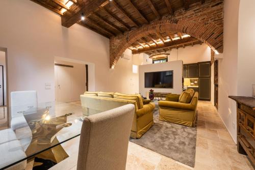 Oltrarno Apartment | La Bottega del Ferro by Mmega