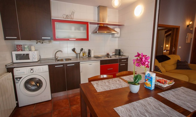 Madarcos House | La Casa de la Maestra 2 is a charming house, typical of a town, with a warm and welcoming decoration.