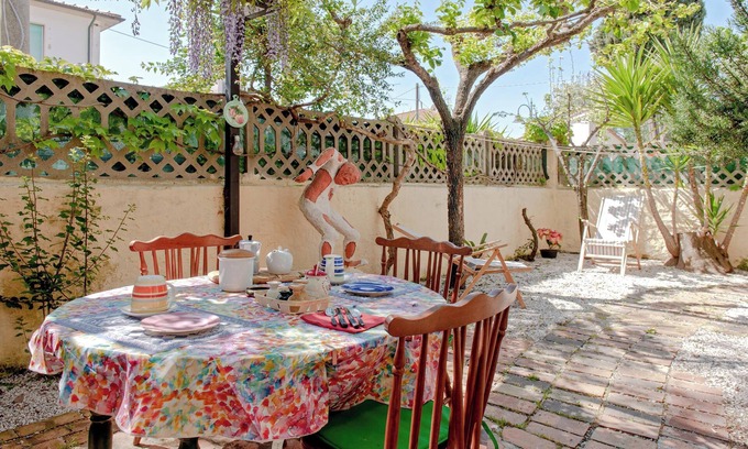 Vada Apartment | 'La Casa Degli Artisti' near the Beach with Private Garden & A/C