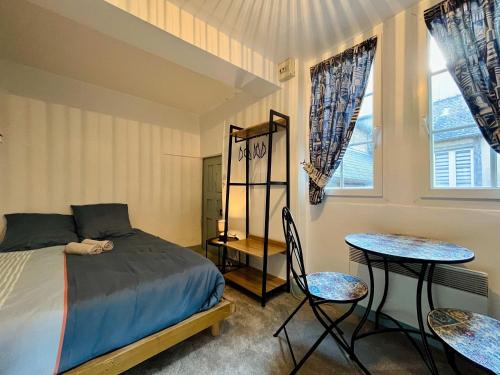 Carentan Hotel | La Chambre du Chateau - Center of Carentan