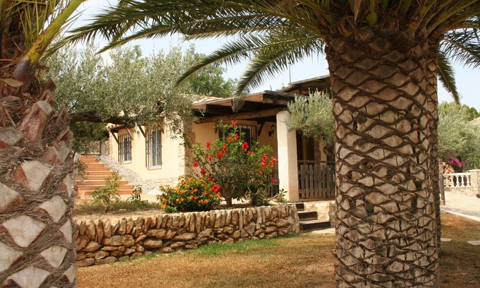 Costa Dorada House | La Cochera, in the palm garden, ideal in winter and summer