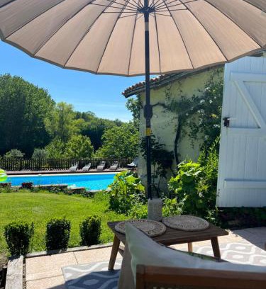 Saint-Romain House | La Colline de Tilleul - De La Colline 4 STAR RATED - Beautiful Cottage Near Aubeterre