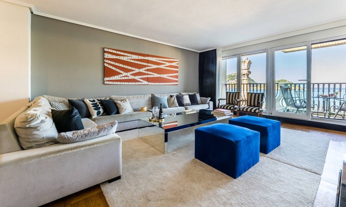 San Sebastian Centro Apartment | LA CONCHA BEACHVIEW: 8 PAX Superior apartment. First line of the beach. sea views