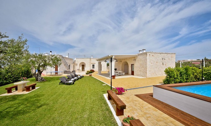 Locorotondo Villa | La Corte del Pergolo, complex of trulli with pool and spa