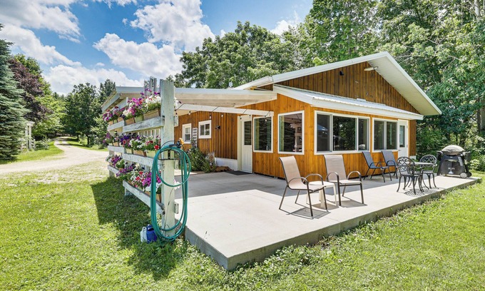 Dakota Cottage | La Crescent Cottage on Minnesota Bluffs w/View!