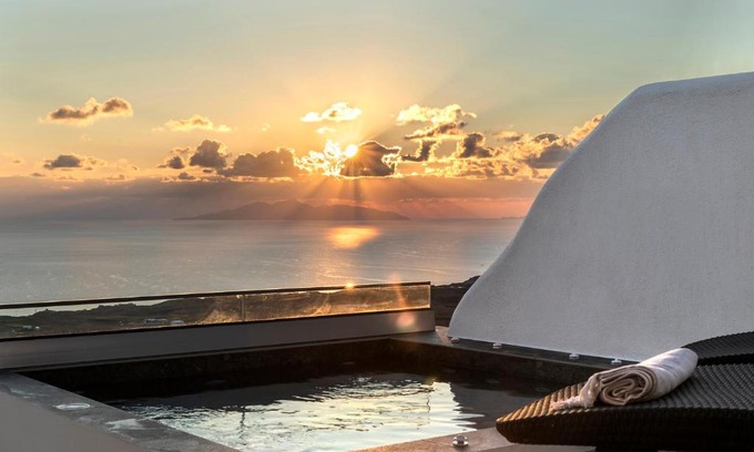 Vourvoulos Villa | La Estrella 4 Suites with Sea View & 4 Prive Hot Tub