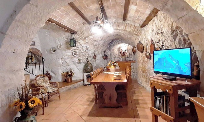 Pretoro House | La Grotta di Nima, Casa Vacanze dal Fascino Rustico tra Roccia, Legno e Mattoni
