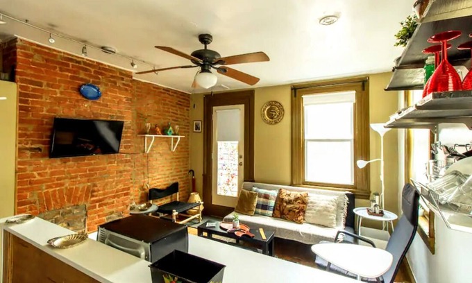 Kensington Apartment | La Pequeña 1BR apartment in trendy Fishtown with AC, W/D, PrivateDeck, fast WiFi
