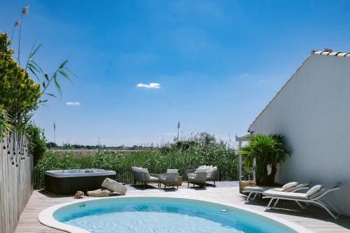 Aigues-Mortes Villa | La Perle Rose Villa Standing 5 étoiles avec piscine jacuzzi et superbe vue