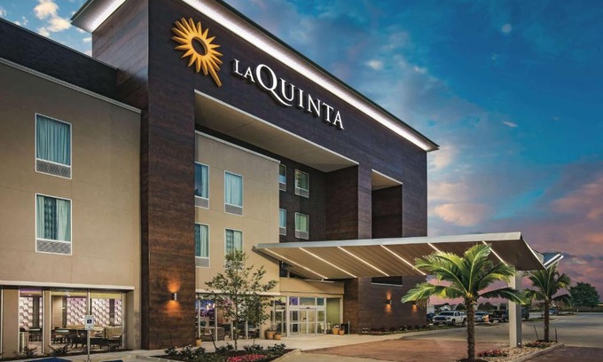 The Colony Hotel | La Quinta by Wyndham Dallas Plano - The Colony
