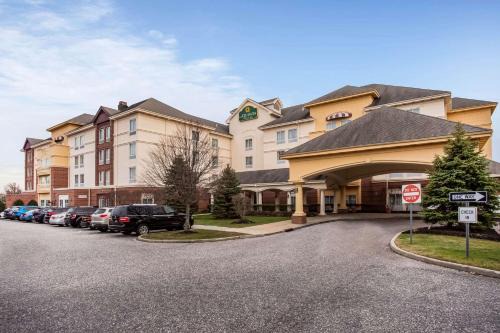 Bohemia Hotel | La Quinta by Wyndham Islip - MacArthur Airport