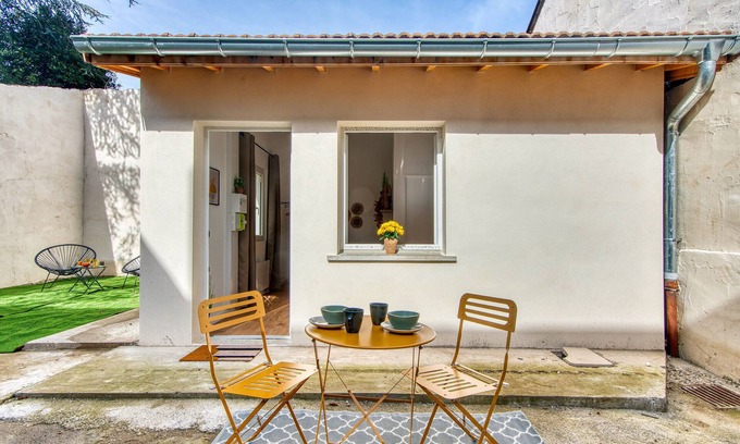Decines-Charpieu Apartment | La Suite Soleil - Maison studio avec jardin privé