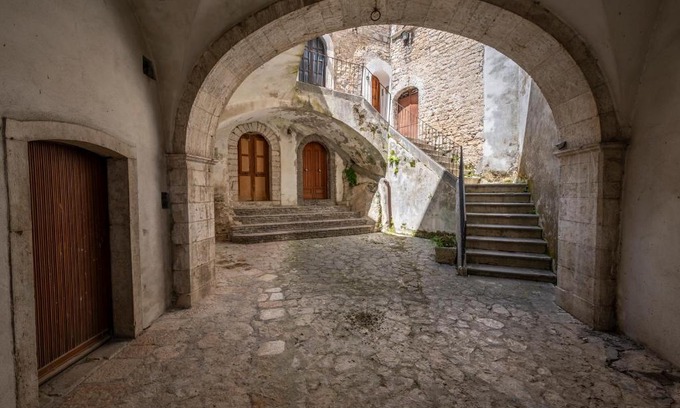 Monteroduni House | La torretta sul cortile