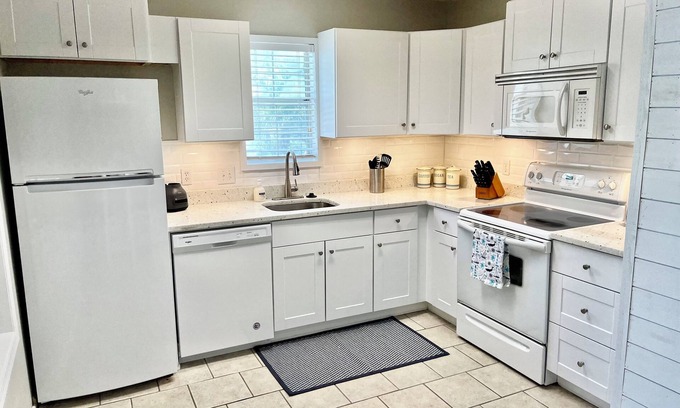 Saint Simons Heights Condo | La Vie Insulaire -optional BIKES–Walk 2 Redfern Village, shops, and restaurants!