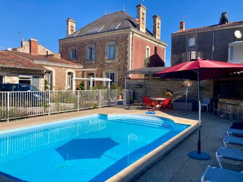Lucon Bed & Breakfast | La Villa des Roses Gîte Chambres d'hôtes Piscine chauffée