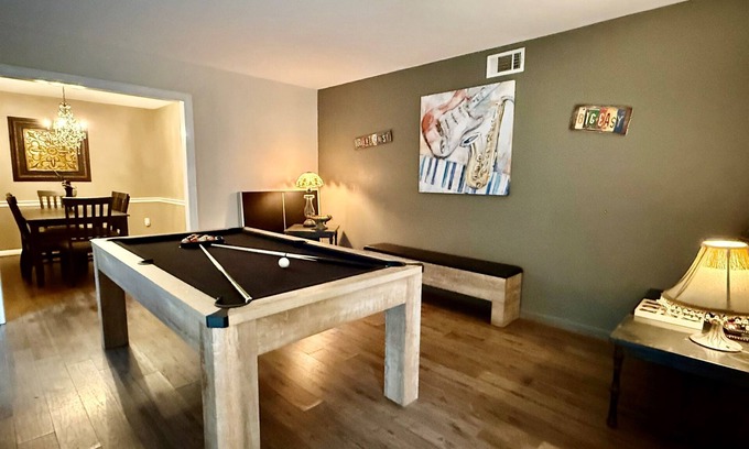Old Aurora House | LaBelle | 4BR Pet-Friendly Retreat w/Pool Table, Fire Pit & 5 Mi French Quarter