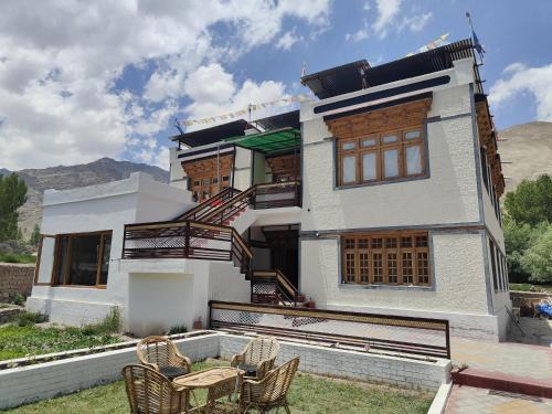 She House | Labrang Home Stay