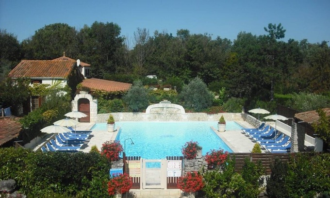 Saint-Pierre-d'Oleron Cottage | lacroixfleuriedeslandescom 4P