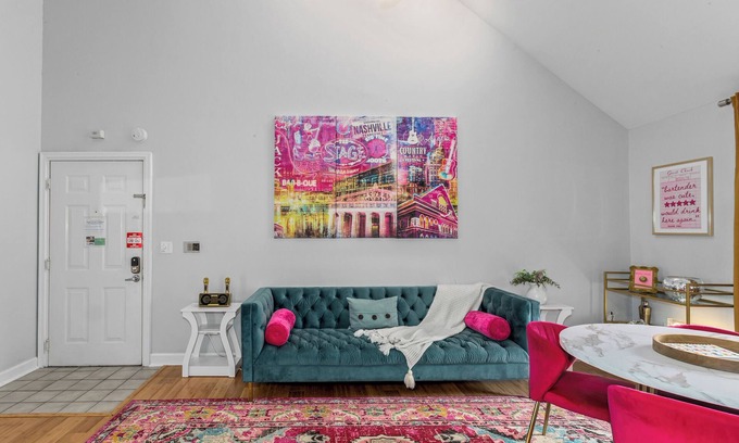 Rutledge Hill Condo | Lainey’s Penthouse | Walk to Broadway Skyline Views Free Parking