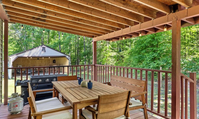 Livingston House | Lake Anna Rental-3min walk! Gated 3BR, covered game barn, king bed, 2 fire pits