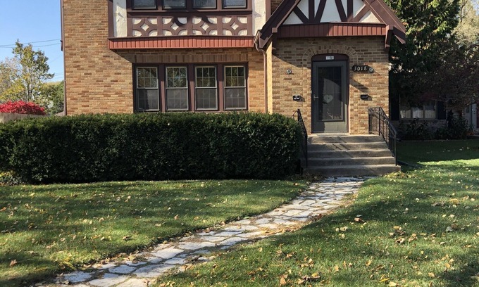 Racine House | Lake and zoo within blocks