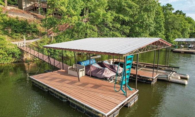 Barnett House | Lake Cabin & Dock - A True Ozarks Experience!