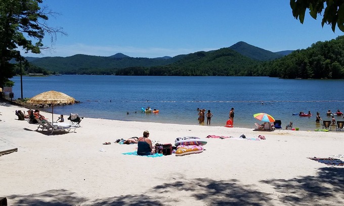 Hayesville Cottage | Lake Chatuge Country Cottages - Little Red - FREE WiFi, Parking & Prem Chnls