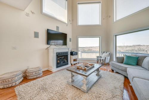 Bronston House | Lake Cumberland Home with Hot Tub and Game Room