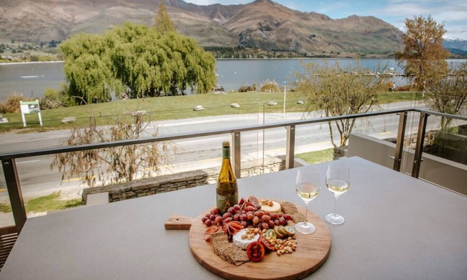 Wanaka Apartment | Lake Edge | Central lakefront apartment | 3 bed