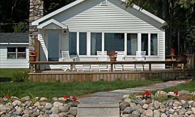 Pellston Cottage | Lake Front Cottage on Douglas LakenNear Petoskey, Pellston, Levering & Mackinaw