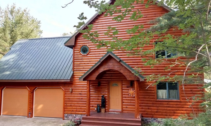 Elmira House | Lake front Custom Log home .Kayaks Loons Bald eagles fox & turkeys included.