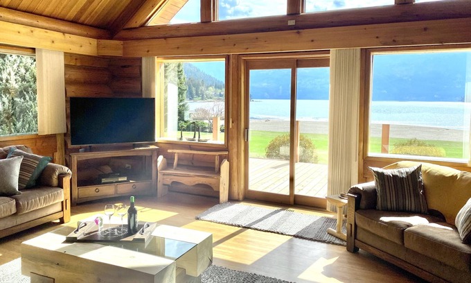 Barriere House | Lake Front Family Beach House w/large yard and hot tub