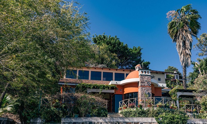 San Pedro La Laguna Villa | Lake front with Jacuzzi - La Villa del Lago